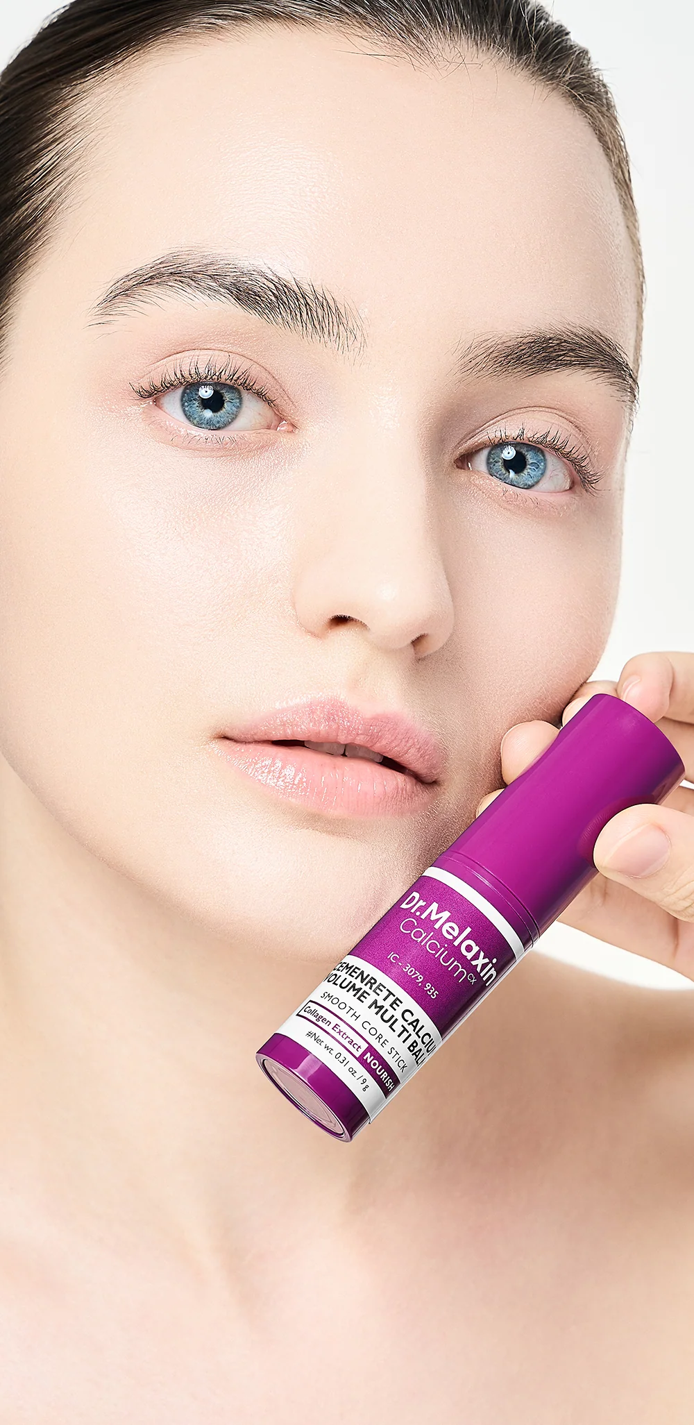 Mulher aplicando produto Dr.Melaxin no rosto